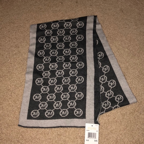 Micheal Kors scarf - Picture 2 of 3